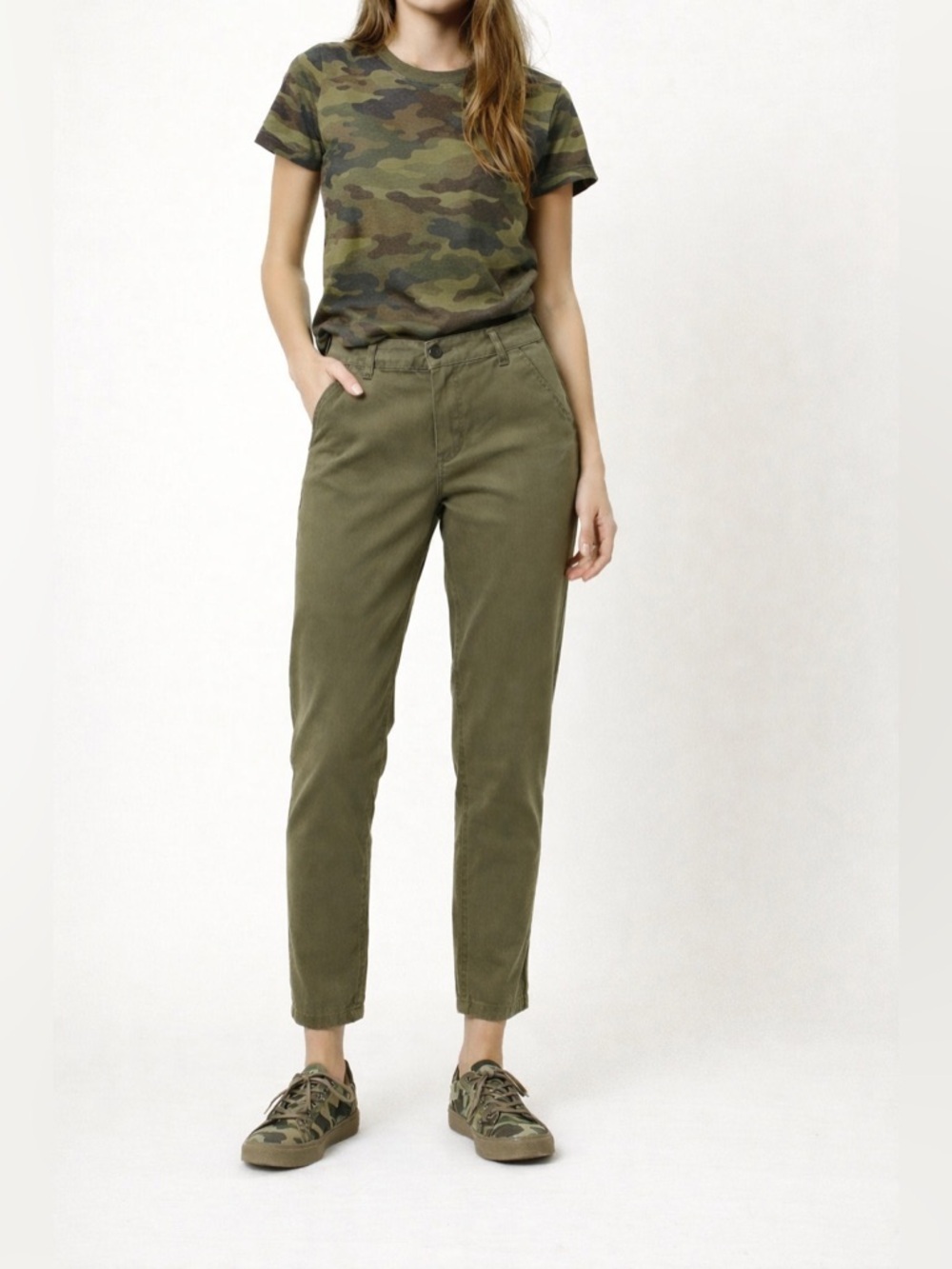 NWT Volcom SZ 25 olive green chino style pants w/front pockets. Waist 26”